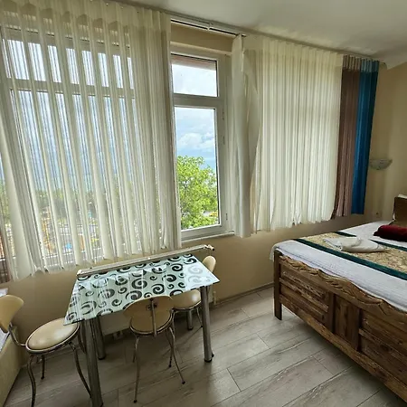 Happy Boutique Aparthotel 4*